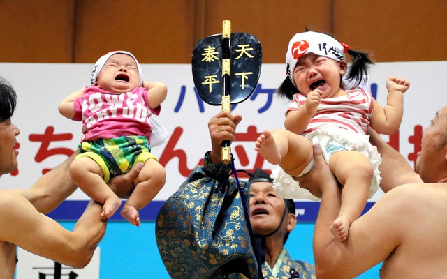 Vì sao ở Nhật Bản, võ sỹ sumo dọa trẻ em khóc thét mà bố mẹ vẫn cười?