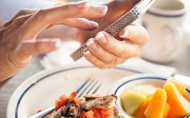 Lời khuyên cho những người dùng điện thoại khi nấu ăn