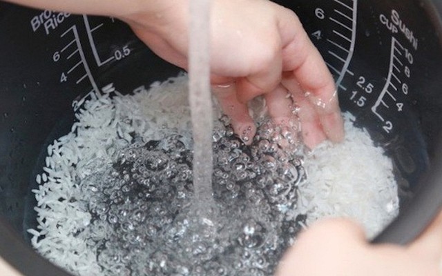 Lời khuyên đến những ai hay vo gạo trong ruột nồi cơm điện