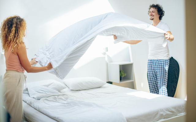 Vì sao không nên dọn giường ngay sau khi thức dậy?