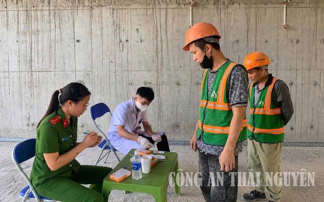 Công an kiểm tra 120 công nhân ngay tại công trường