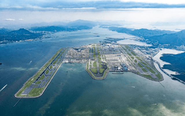 Một sân bay mở đường băng mới ngay trên biển, diện tích tương đương 900 sân bóng đá: Xi măng được bơm xuống đáy biển để tạo 360.000 cột chống, tiêu tốn gần 500.000 tỷ đồng