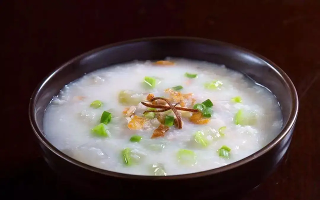 Người phụ nữ 63 tuổi gãy xương sau cú ngã nhẹ, nguyên nhân có thể bắt đầu từ thói quen ăn uống tưởng lành mạnh