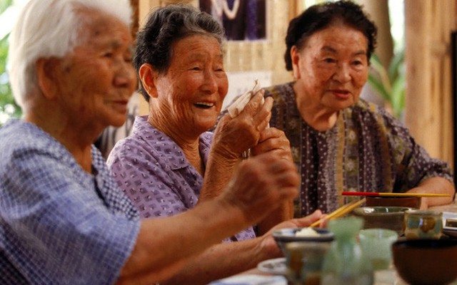 Trò chuyện với 263 người sống thọ nhất thế giới: Bỏ gì thì bỏ nhưng nhất quyết phải duy trì 9 thói quen!