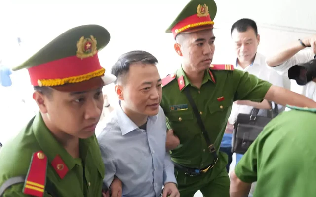 Cảnh sát dẫn giải Mr Pips, Shark Bình cùng đồng phạm đến tòa