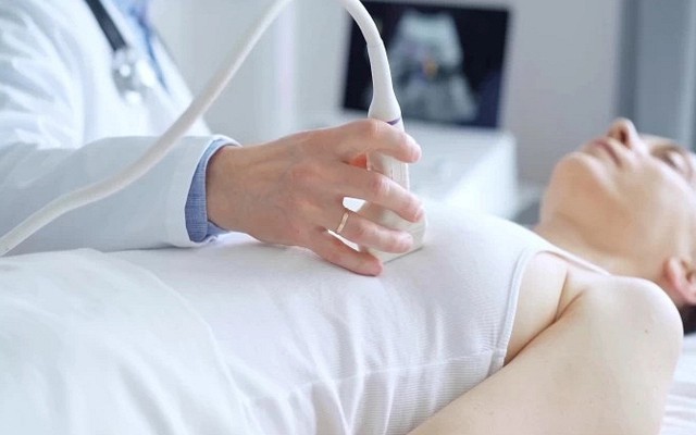 Nữ bác sĩ được chẩn đoán mắc "ung thư vú nguy hiểm nhất" đã nhấn mạnh "thói quen" suýt cướp đi mạng sống của mình