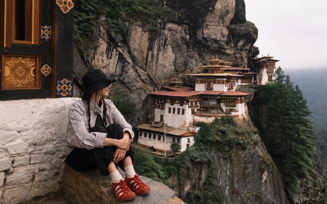 Tăng Thanh Hà đón tuổi 40 ở nơi đẹp như cổ tích: Tu viện cheo leo trên vách núi, mây phủ quanh năm, hợp với những chuyến đi tìm sự an yên