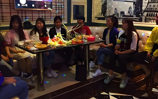 Họp lớp hết 135 triệu đồng, lớp trưởng kiểm tra camera xong thì lặng lẽ rời nhóm chat