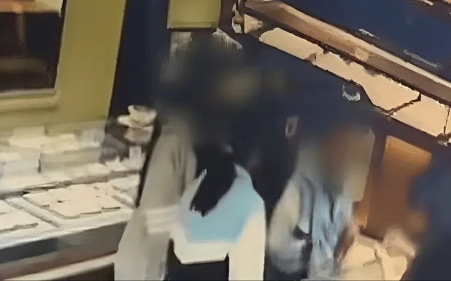 Bé gái 13 tuổi mang 2 sợi dây chuyền vàng của mẹ đi bán, tiệm vàng nấu chảy ngay tại chỗ, cơ quan chức năng: "Phản ánh là đúng"