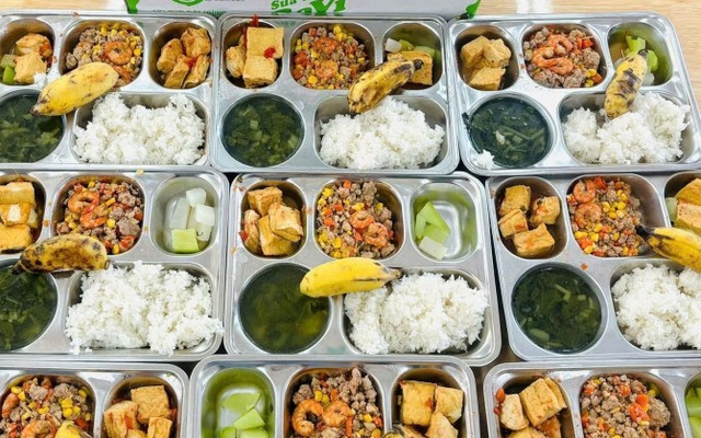 Bà mẹ than "tôi rất phản đối suất ăn bán trú của con", đọc câu tiếp theo hội phụ huynh ngã ngửa