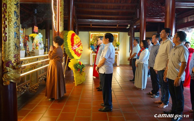 Đến tỉnh duy nhất của Việt Nam có 3 mặt giáp biển, bà Thái Hương dâng hoa tại một công trình đặc biệt