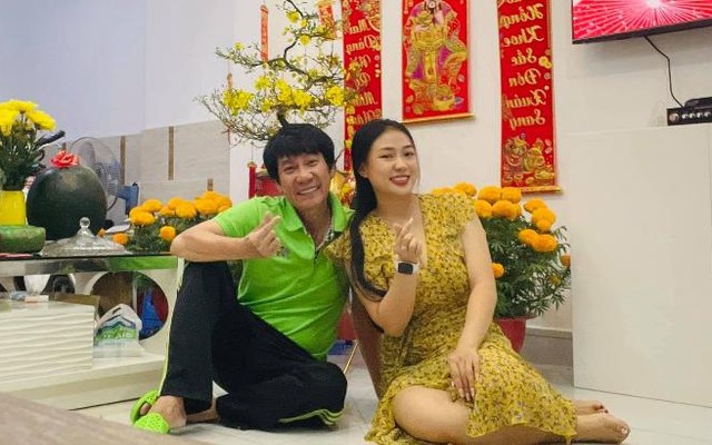 Nam nghệ sĩ Việt 62 tuổi mới có con với vợ diễn viên kém 30 tuổi, đi bán mì mưu sinh