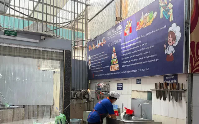 Công an xác minh kho hàng nghi chứa thực phẩm bếp ăn trường học