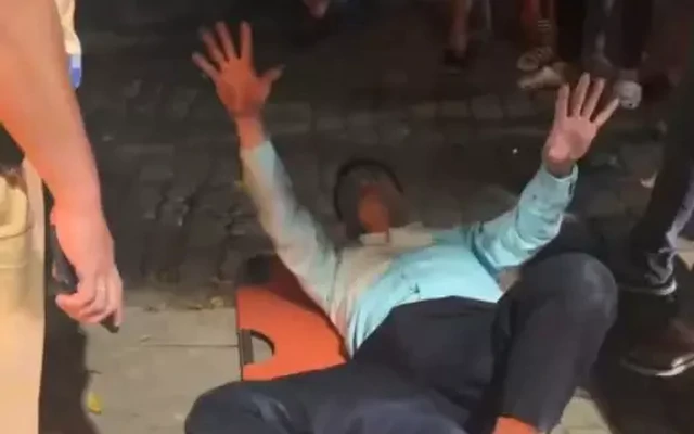 Hà Nội: Xác minh clip người đàn ông có biểu hiện bất thường nằm trên vỉa hè