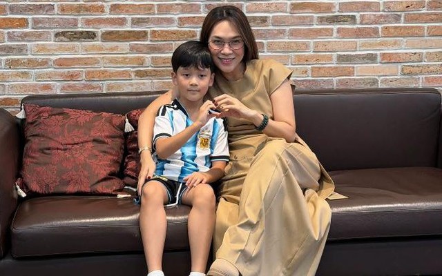 Đàm Vĩnh Hưng đưa con trai đi xem show của nữ ca sĩ đình đám được anh gọi là "người yêu cũ"