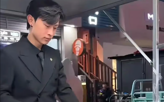 Nam thanh niên 19 tuổi mặc vest ở vỉa hè chỉ lặp lại động tác đơn giản, mỗi tháng kiếm gần 200 triệu đồng