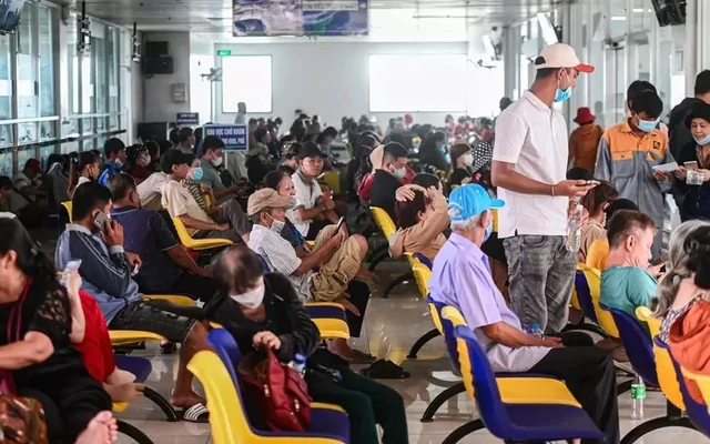 Bao giờ bệnh nhân ung thư hết rồng rắn đến 23 giờ đêm để... chụp chiếu?