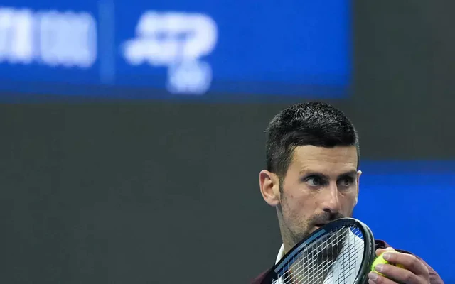 Djokovic chật vật vào tứ kết China Open, có thể đấu Zverev