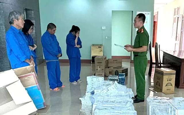 4 người trong một gia đình cùng bị khởi tố, công an thu giữ gần 9000 gói thuốc lá nhập lậu