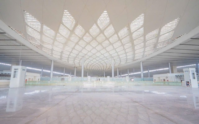 56 kích thủy lực nâng khối mái 'cánh sen' có diện tích gần 20.000 m², nặng 5.300 tấn lên cao