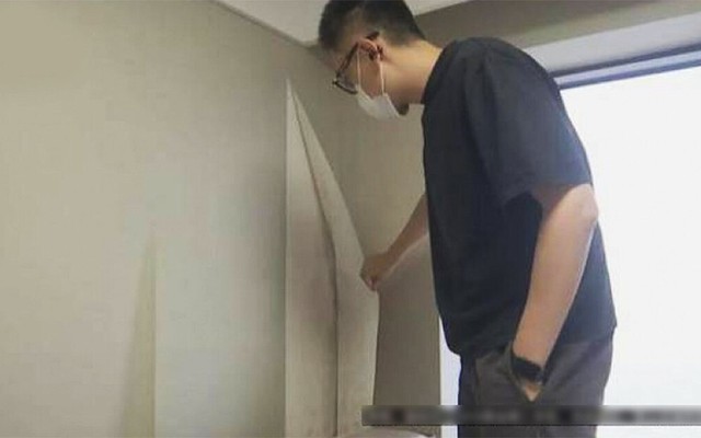 3 người đổ bệnh sau khi sang nhà mới, gia chủ sững sờ khi bóc lớp giấy dán tường
