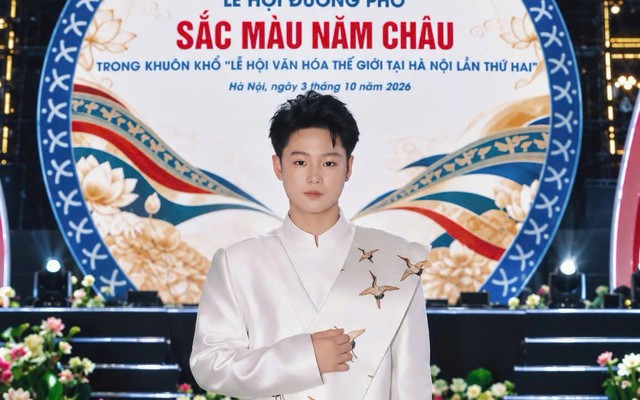 Người mẫu 16 tuổi Lê Tiến Đạt trình diễn áo dài ở Quảng trường Đông Kinh Nghĩa Thục