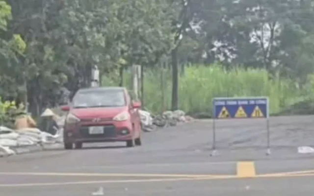 TikToker đăng clip ô tô con 'lu lèn' mặt đường, chính quyền yêu cầu làm rõ động cơ