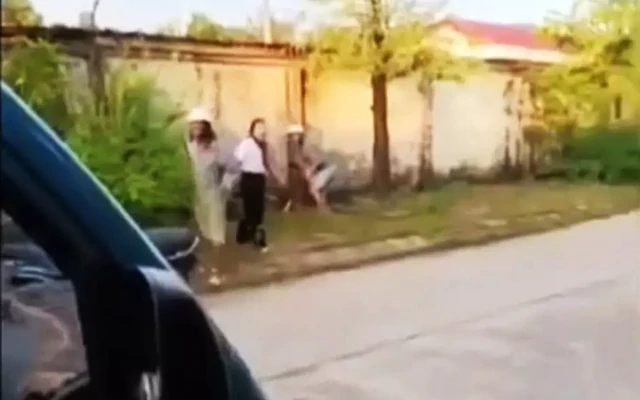 Ba mẹ con giáo viên bị chém trên đường về, bé 6 tuổi tử vong