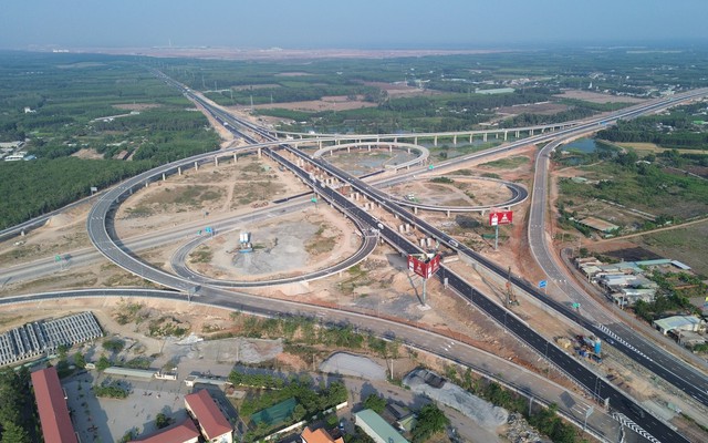 Cao tốc hơn 6.000 tỷ vừa đưa vào khai thác đã lún, nứt mặt đường, nhà thầu lập tức vào cuộc