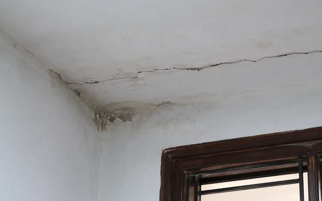 Lời khuyên cho các gia đình phát hiện vết nứt trên trần nhà