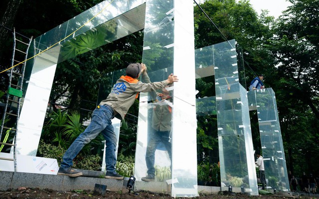 Hàng loạt khung gương xuất hiện bên Hồ Gươm, hé lộ không gian đặc biệt sắp mở cửa vào ngày 8/10