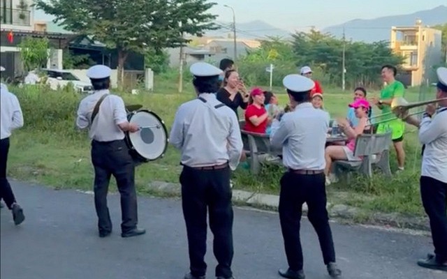Đang tổ chức sinh nhật, đội kèn đám tang ngang qua, thổi nhạc chung vui: Người trong cuộc lên tiếng