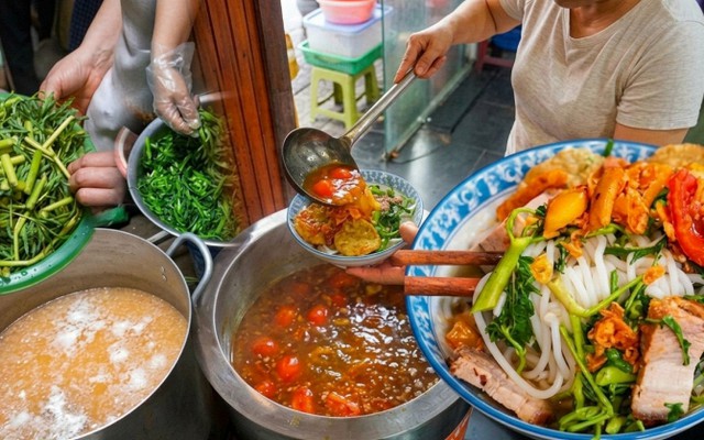 Quán canh bún cua gia truyền ở phố cổ Hà Nội, sợi bún to gấp vài lần bình thường, dùng 5 kg cua đồng cho nồi nước dùng