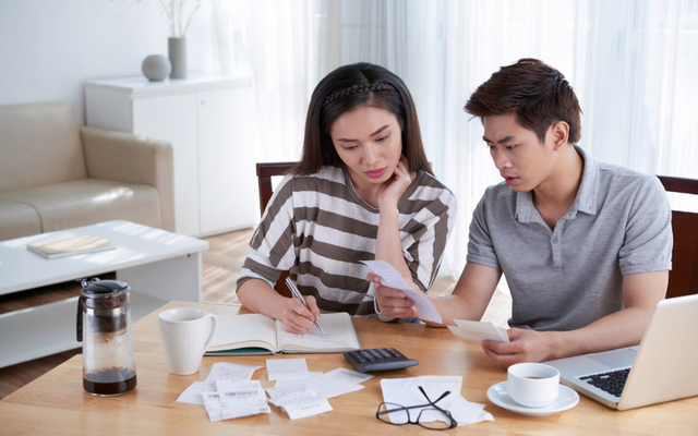 Chồng đưa mẹ giữ hộ tiền suốt nhiều năm, đến khi tôi muốn "quy về một mối", mẹ chồng phản ứng dữ dội khiến tôi thấy bất thường