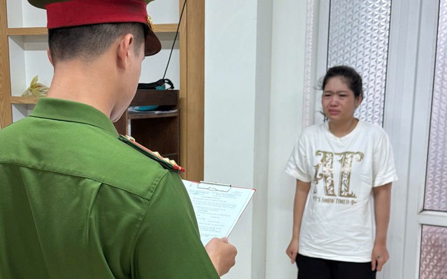 Công an chặn xe máy kiểm tra, phát hiện thứ bất thường trong khẩu trang của một phụ nữ