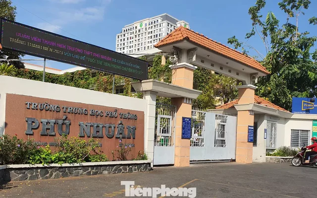 TPHCM: Lớp 12 thiếu bảng, giáo viên phải viết lên tường