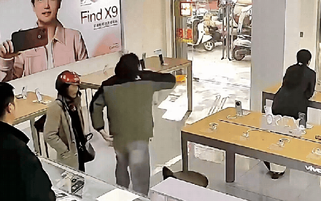 Cậu bé đập nát điện thoại vì mẹ không mua cho máy 20 triệu đồng: Chủ cửa hàng kể lại toàn bộ câu chuyện