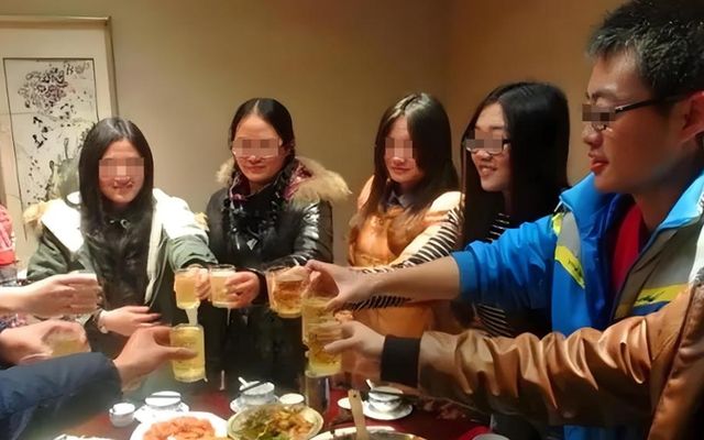 25 người đăng ký đi họp lớp nhưng có tận 30 người đến, tôi thoát nhóm chung ngay sau bữa ăn, từ nay xin cạch chuyện "họp hành"