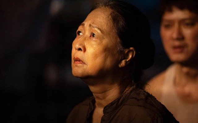 NSND 72 tuổi tái xuất với "Trại buôn người": Không để mình rảnh rỗi, có ngày quay phim tới 12 tiếng