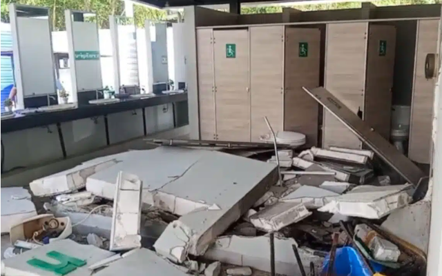 Đang ngồi trong nhà vệ sinh ở trạm xăng, người đàn ông bị thương do bị 1 chiếc ô tô điện húc sập tường