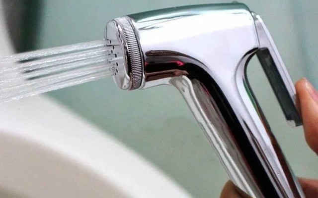 Dùng xong vòi xịt vệ sinh, đừng quên việc này