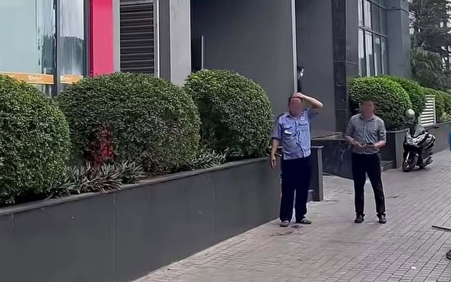 Thanh sắt từ tầng cao rơi trúng đầu nam bảo vệ ở Hà Nội: Hé lộ người làm rơi