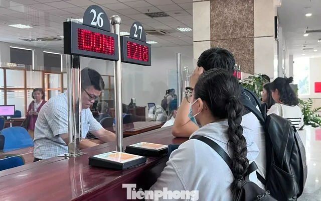 Khổ sở trong vai giám đốc, cú sốc 'tuýt còi' xuất cảnh