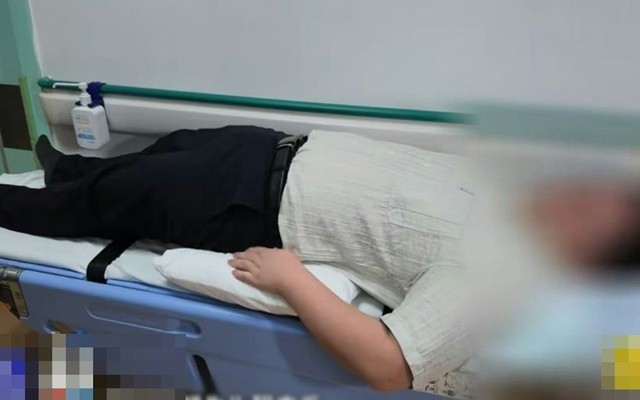 Bị đau lưng, người đàn ông kê gối khi ngủ, sáng hôm sau liệt hai chân: Bác sĩ lên tiếng cảnh báo