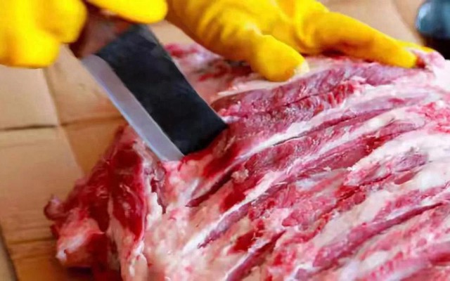 Khi mua sườn heo, nếu thấy có dấu hiệu này ở các kẽ xương thì đừng mua dù giá có rẻ đến đâu!
