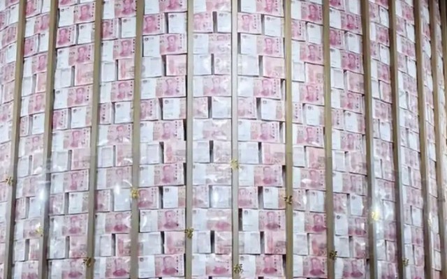 Phát hiện hầm vàng bí mật sâu 33m dưới lòng đất chứa 1,15 tấn tiền mặt