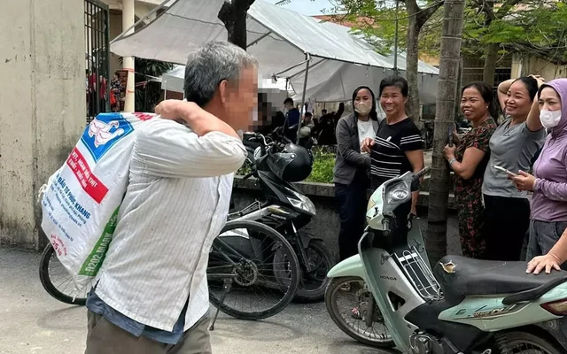 Người dân nhận bao tải tiền bồi thường giải phóng mặt bằng: Có rủi ro?