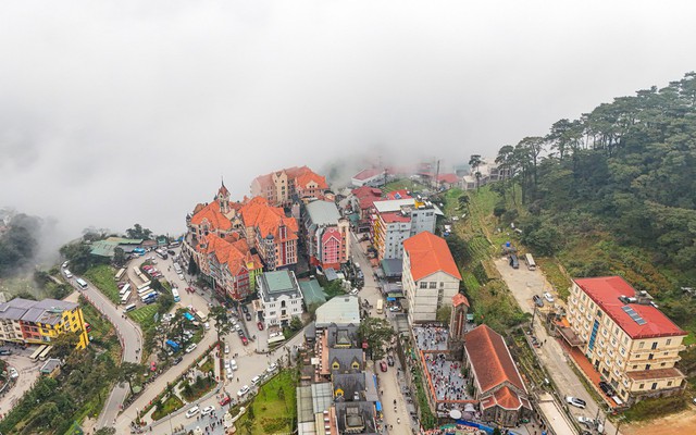 Việt Nam có một ngọn núi lửa cổ 220 triệu năm tuổi, nay là điểm du lịch nổi tiếng thế giới, quanh năm mát mẻ chỉ 20 độ, được ví như "Đà Lạt của miền Bắc"