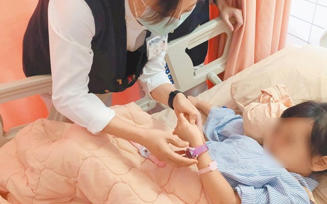 Bé gái 4 tuổi mắt bỗng chuyển màu tím vì mắc "vua ung thư", người mẹ nức nở: "Tôi đã hủy hoại đời con mình!"