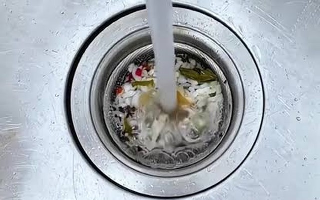 Lời khuyên cho những gia đình dùng lưới lọc bồn rửa khi rửa bát
